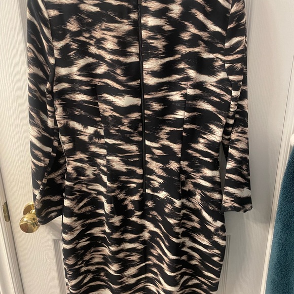 CalvinKlein Dress. Has pleated front. Polyester material. - Picture 3 of 4